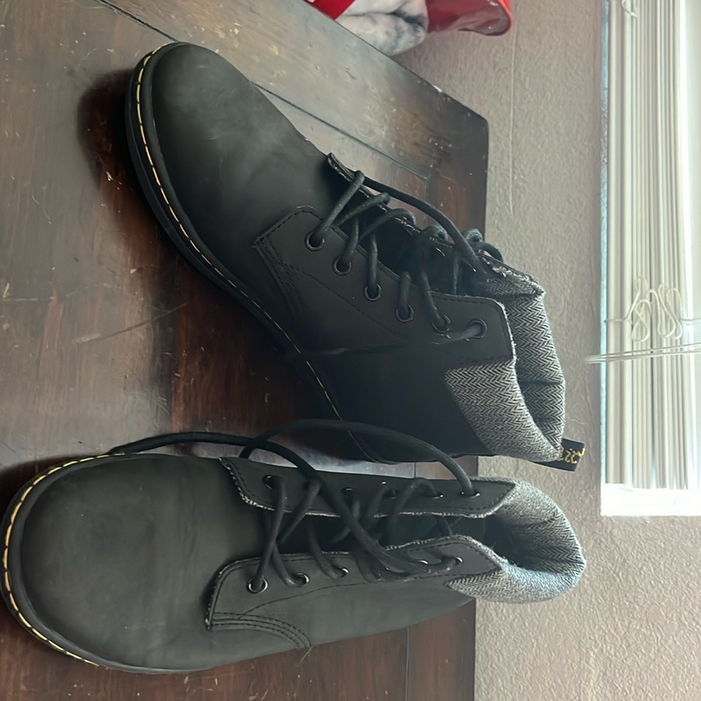 Doc marten size 9 laced boot
